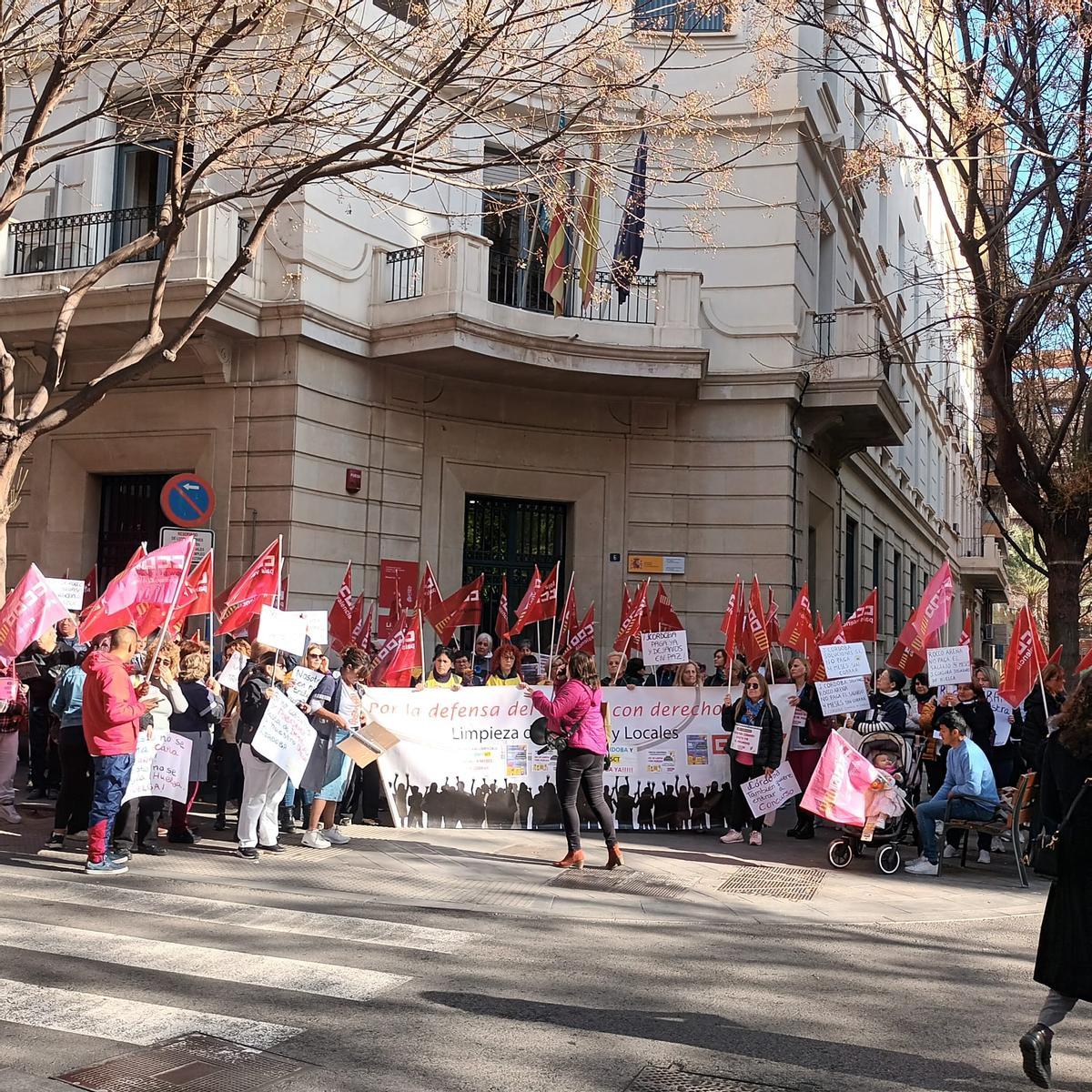 Protesta en Alicante de trabajadoras del sector de la limpieza tras ...