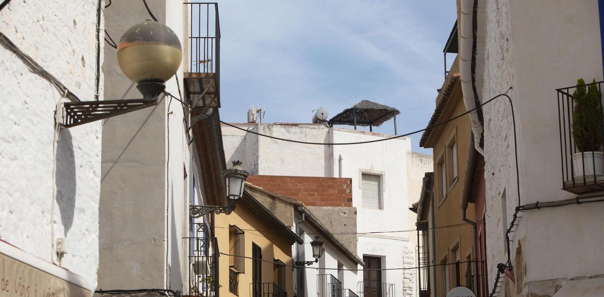 Imagen de archivo con farolas de dos tipos en un barrio de Sagunt.