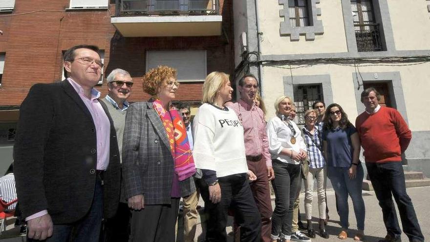 Mercedes Fernández, en el centro, junto a los representantes comarcales del partido, ayer, en Mieres.