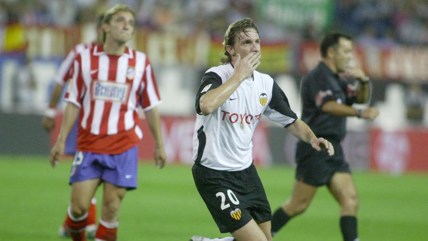 Mista celebra uno de los dos tantos anotados en el Calderón en septiembre de 2003