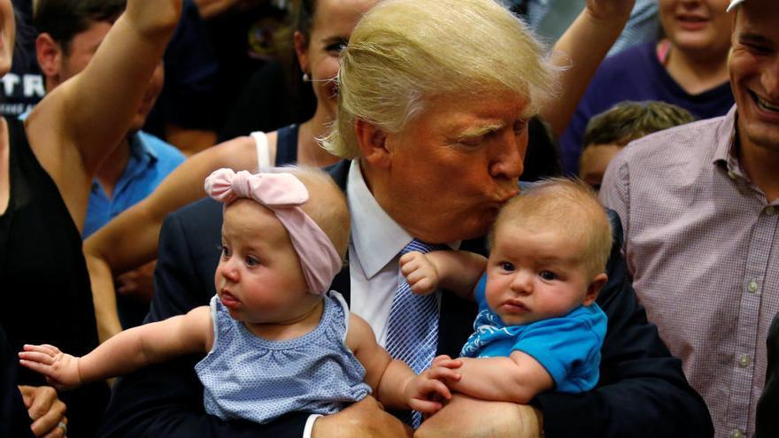 Trump echa de un mitin a un bebé que lloraba