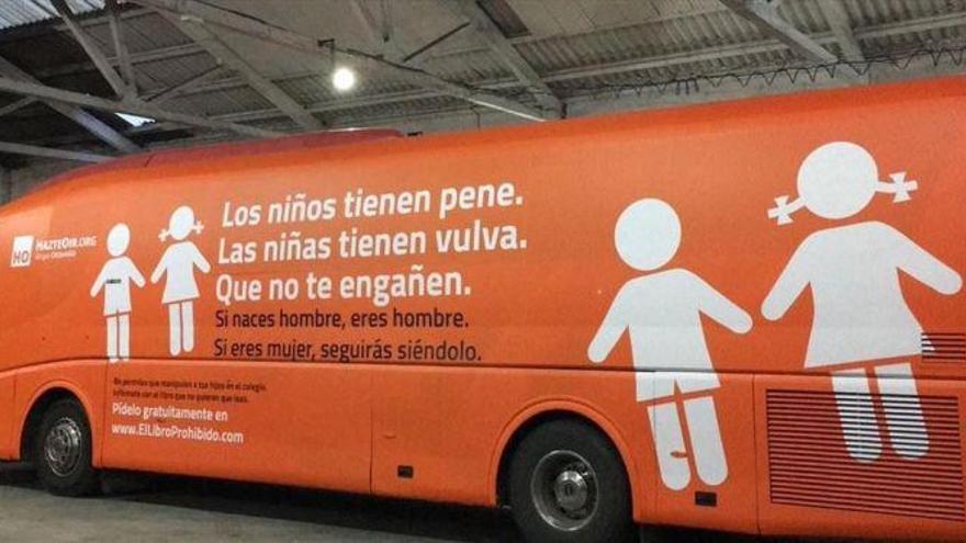 El autobús ultracatólico contra los transexuales sigue inmovilizado en una nave de Madrid