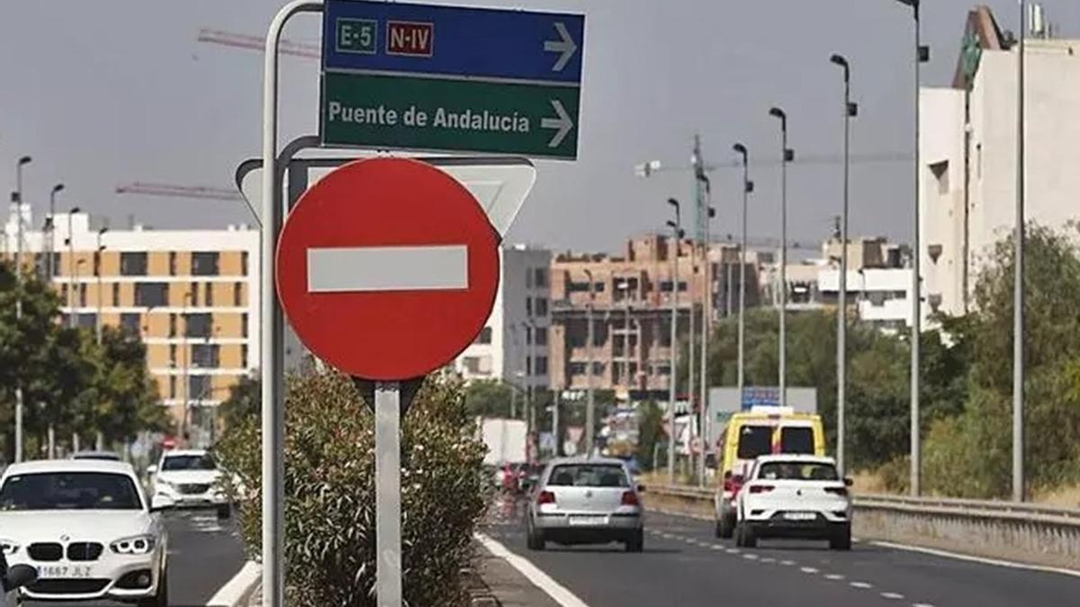 Señales de tráfico en la ronda Oeste de Córdoba.
