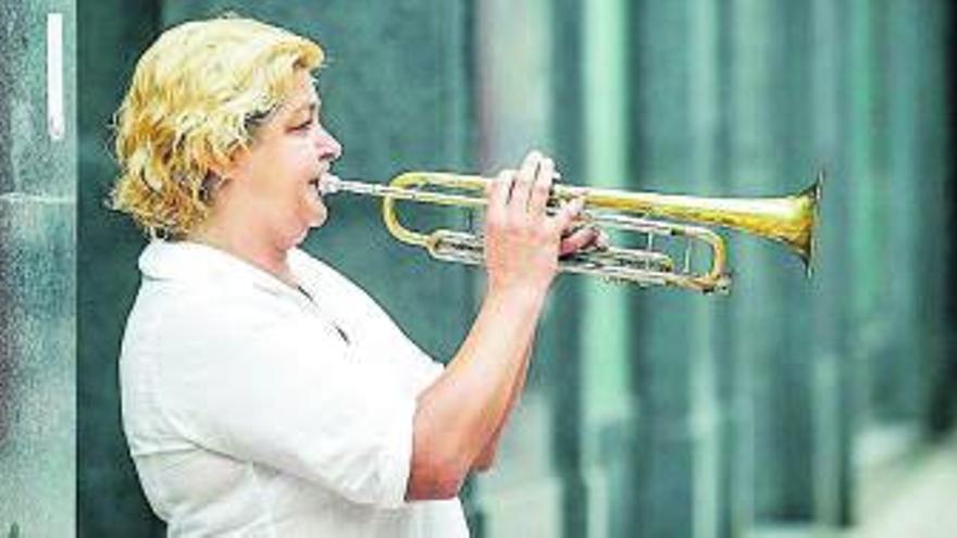 Una trompetista tocando en una calle de Oviedo.