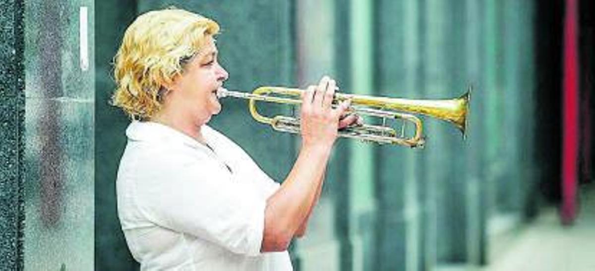Una trompetista tocando en una calle de Oviedo.