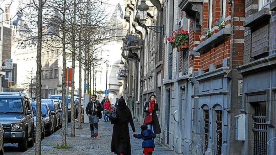 Vianants al carrer de Brussel·les on hi havia l&#039;apartament