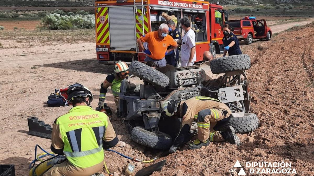 Los bomberos rescatan al hombre accidentado.