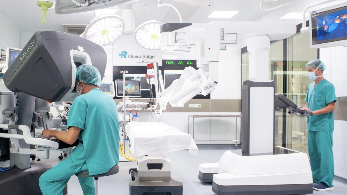 Equipo de Cirugía Robótica en el Área Quirúrgica de Clínica Rotger.