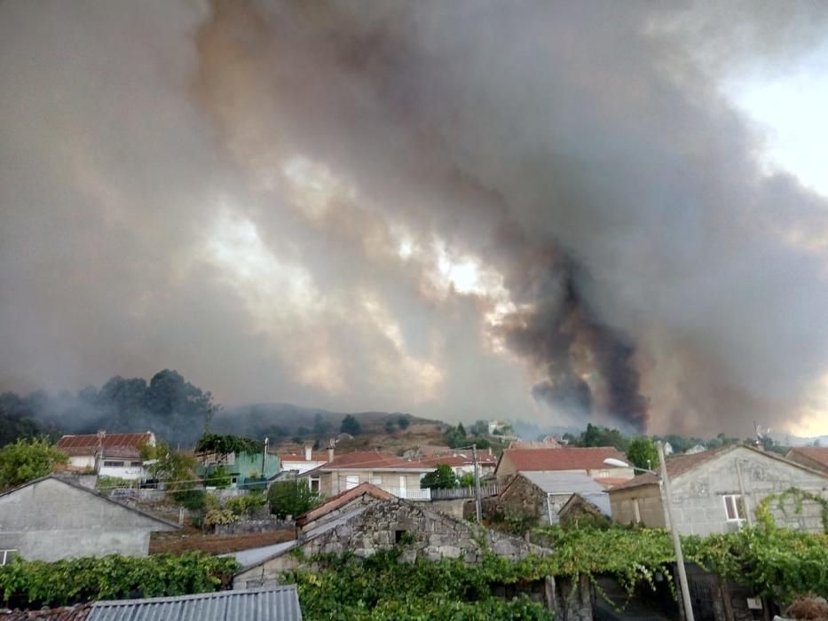 Vista del incendio desde Gargamala, en Mondariz