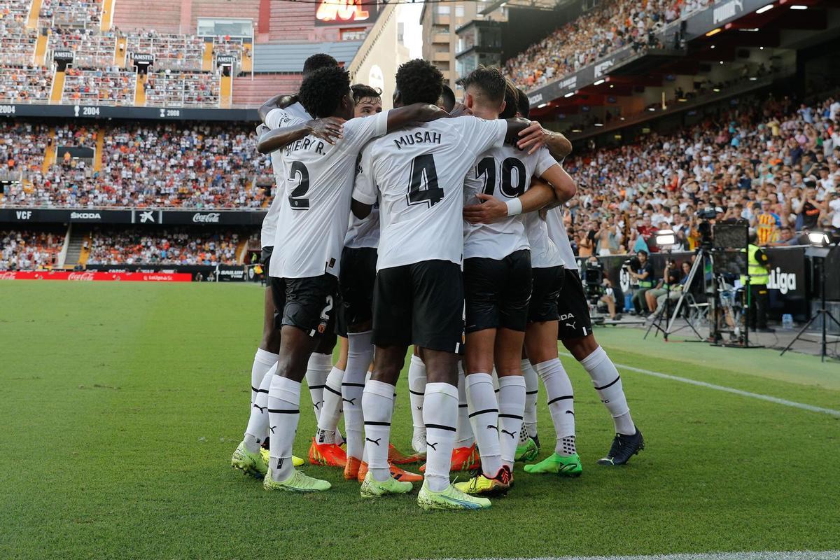 VALENCIA, 14/08/2022.- Jugadores del Valencia celebran el 1-0, marcado de penalti por Carlos Soler, durante el partido de la primera jornada de LaLiga Santander que enfrentó a su equipo contra el Girona este domingo en el estadio de Mestalla, en Valencia. EFE/Manuel Bruque