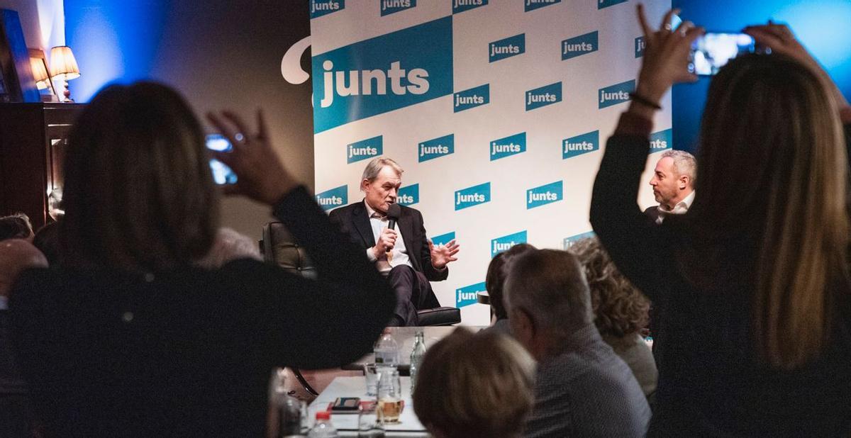Artur Mas i Ramon Bacardit durant la conversa mantinguda al Cafè-Teatre Voilà