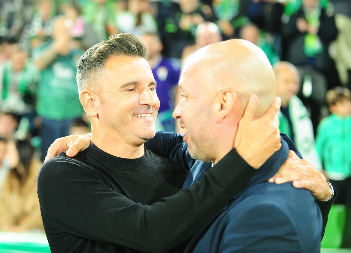Iván Ania, a la izquierda, saluda al entrenador rival, Jose Alberto López, antes del encuentro.