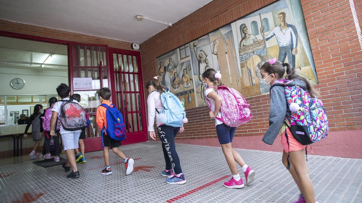 Escolares al inicio de curso en un colegio de Castelló. Conselleria estudia ahora que no sea obligatorio el uso de la mascarilla en el exterior, pero sí en el interior