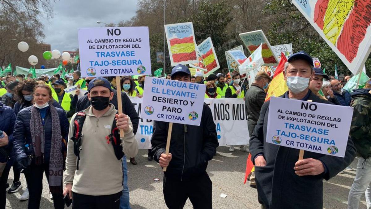 Los líderes agrarios en la Región y el presidente Fernando López Miras se encontraron durante la manifestación en defensa del mundo rural en Madrid | L.O.