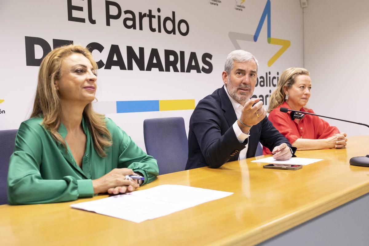 Cristina Valido, Fernando Clavijo y Ana Oramas, este viernes en la rueda de prensa de Coalición Canaria.