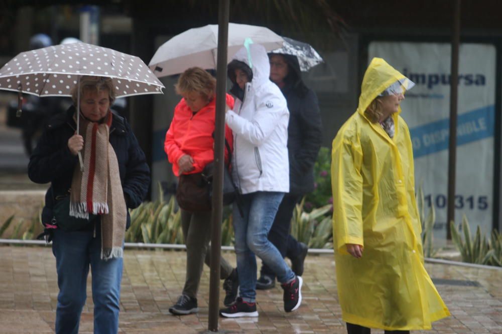 La borrasca Emma se sigue dejando sentir en Málaga durante la jornada del viernes. La alerta por fuertes precipitaciones sigue activa hasta las seis de la tarde.