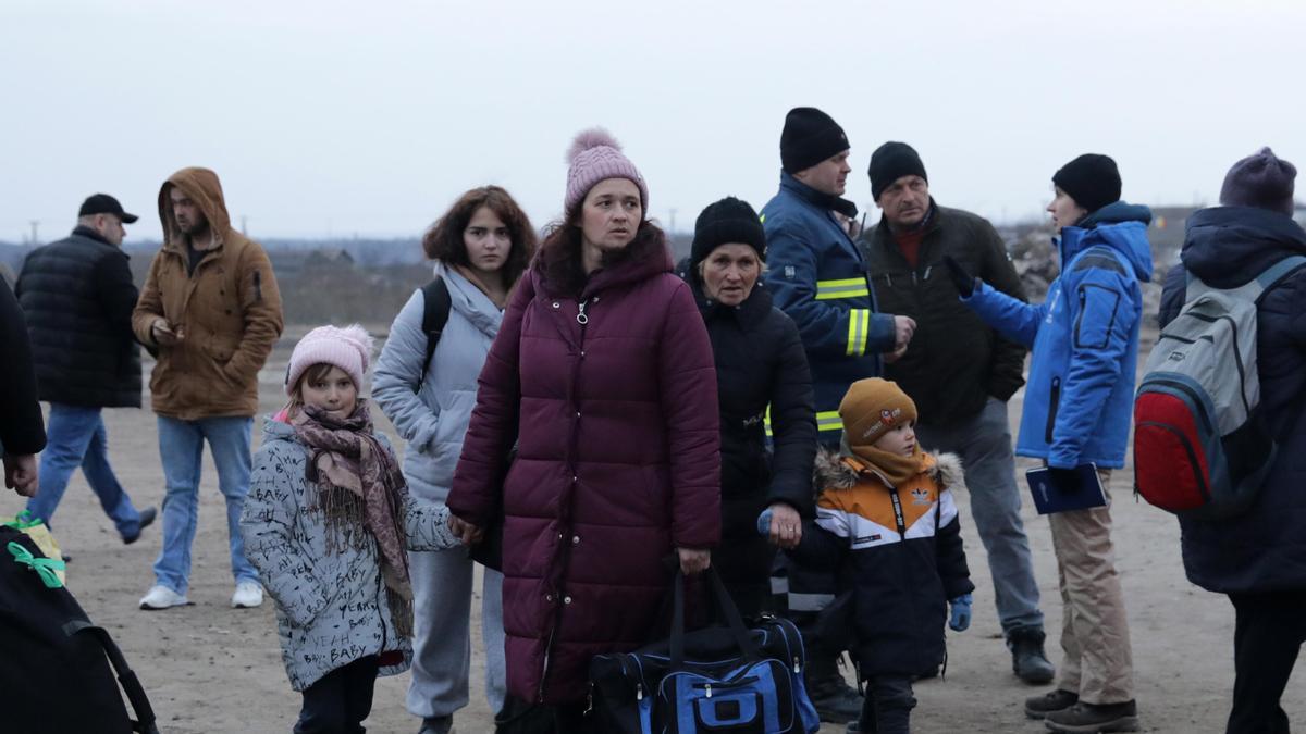 Varios refugiados huyen de Ucrania, donde las tropas rusas continúan bombardeando las ciudades.