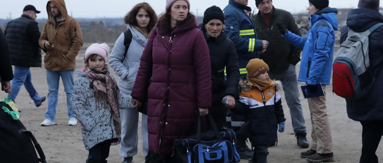 Varios refugiados huyen de Ucrania, donde las tropas rusas continúan bombardeando las ciudades.