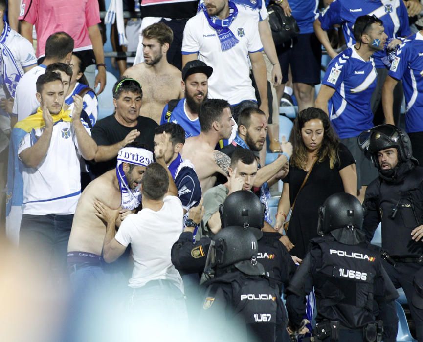 La policía arremete contra los hinchas del Tete