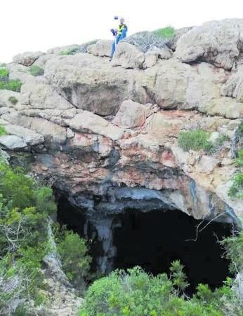 Arqueólogo en lo alto de la cueva de los Rafalés.