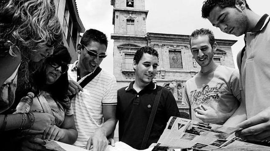 Los granadinos Laura Cruz, Curra Ferrer, Nuria García, Abel Teva, Hugo Sánchez, Rubén Ramírez y Jaime Sánchez, consultando el mapa.