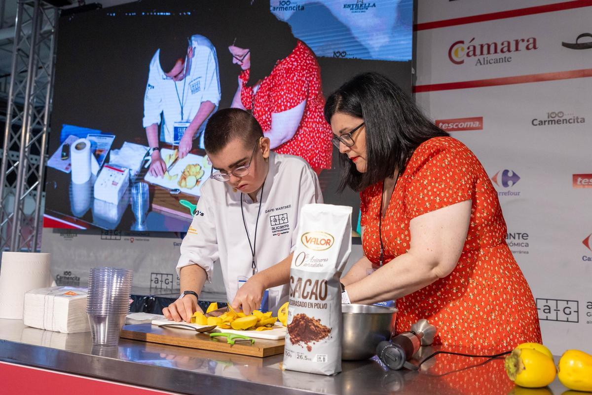 El ponente David Martínez, junto a su madre durante el taller en Alicante Gastronómica