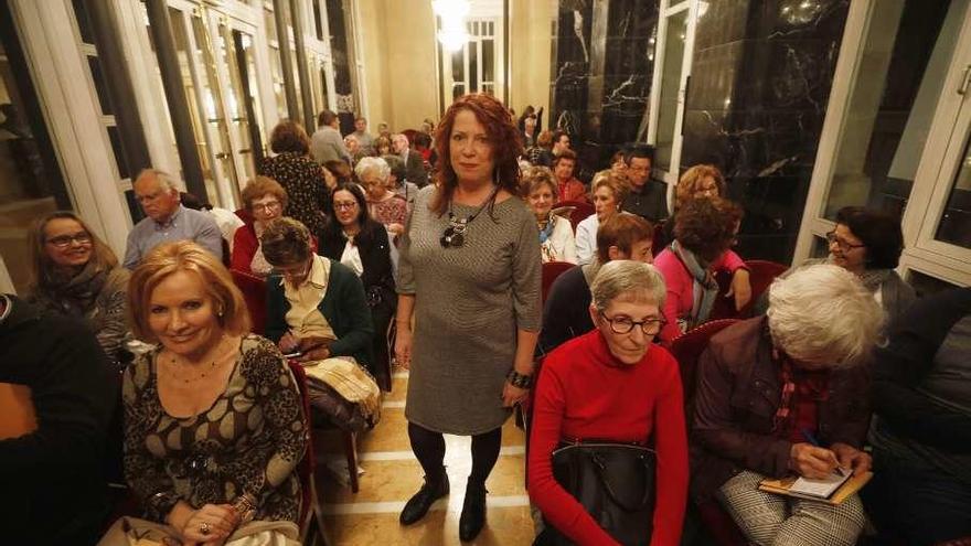 Pilar Sánchez Vicente, de tertulia con sus &quot;Mujeres errantes&quot;