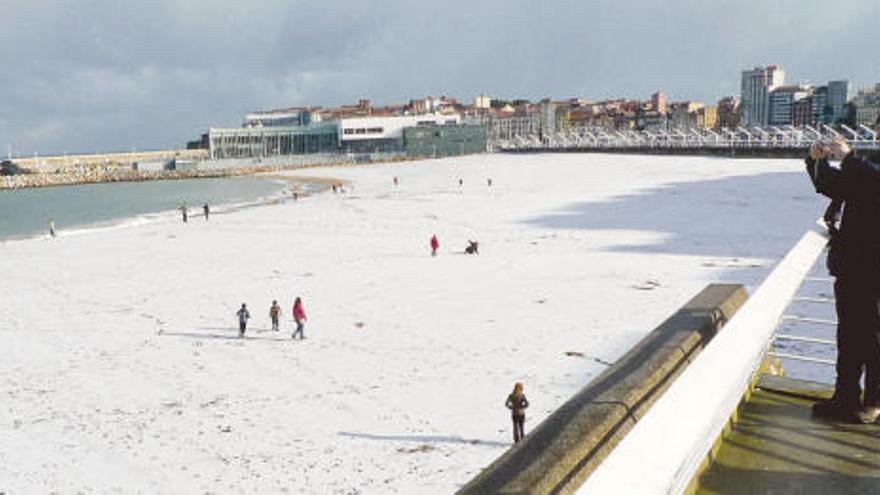 LA COSTA BLANCA. Insólita imagen de la playa de Poniente, en Gijón, durante la mañana de ayer, con la arena blanca.