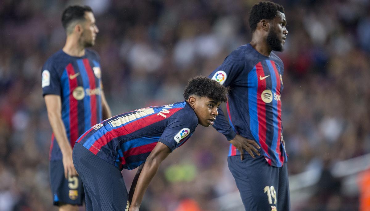 Busquets, Kessié y Lamine Yamal, durante el Barça-Betis del Camp Nou.