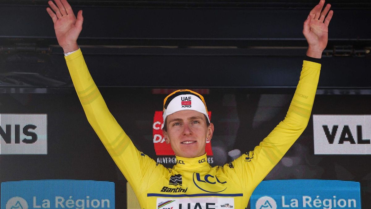Pogacar celebra su victoria en el Dauphiné, este domingo en el podio.