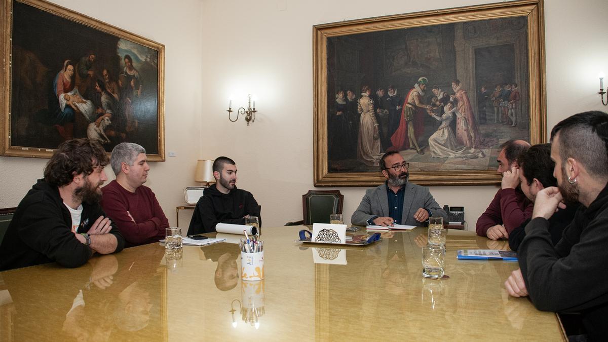 El presidente de la Diputación de Cáceres con representantes de Bellota Rock, este martes