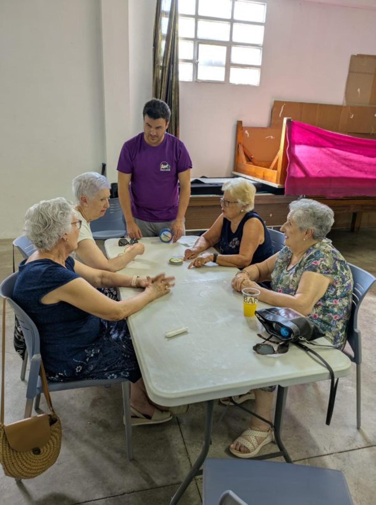 Varias personas se divierten con un juego. | AYUNTAMIENTO DE MOZOTA