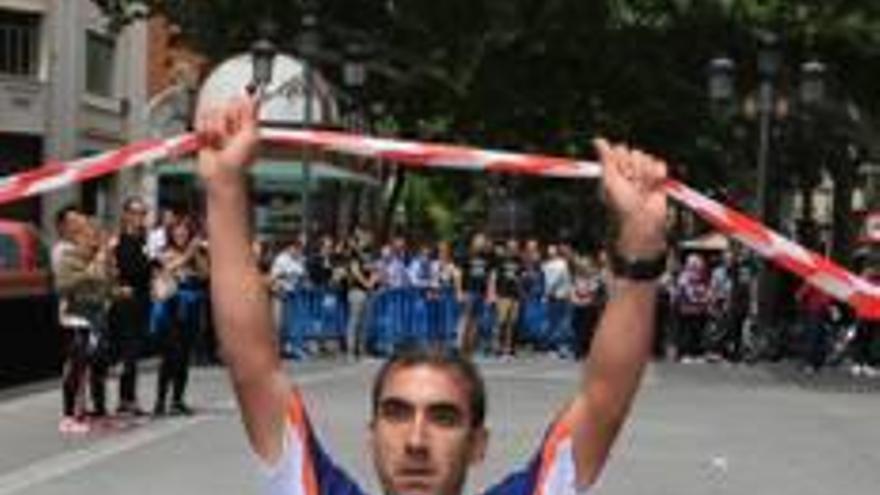 En la fotografía de la izquierda, corredores en el punto de salida. A la derecha, los participantes durante el recorrido por las calles del centro de la ciudad de Gandia.