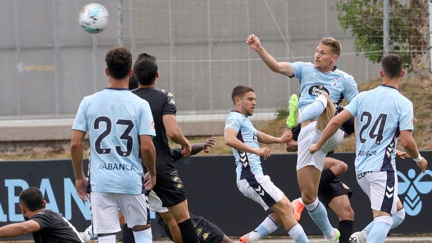 Starfelt despeja un balón en el partido ante Nacional.