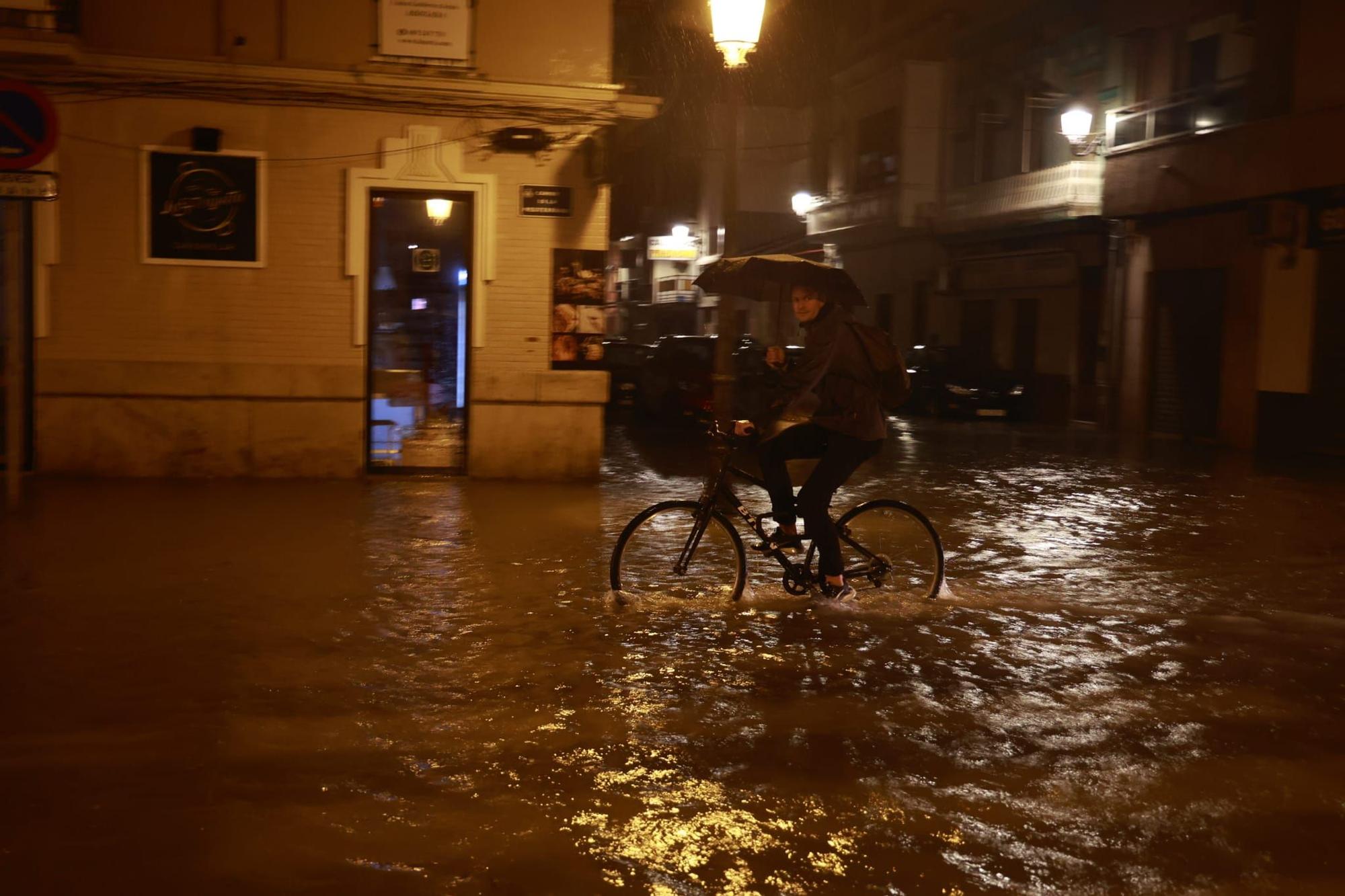 Las lluvias torrenciales descargan con fuerza sobre Valencia