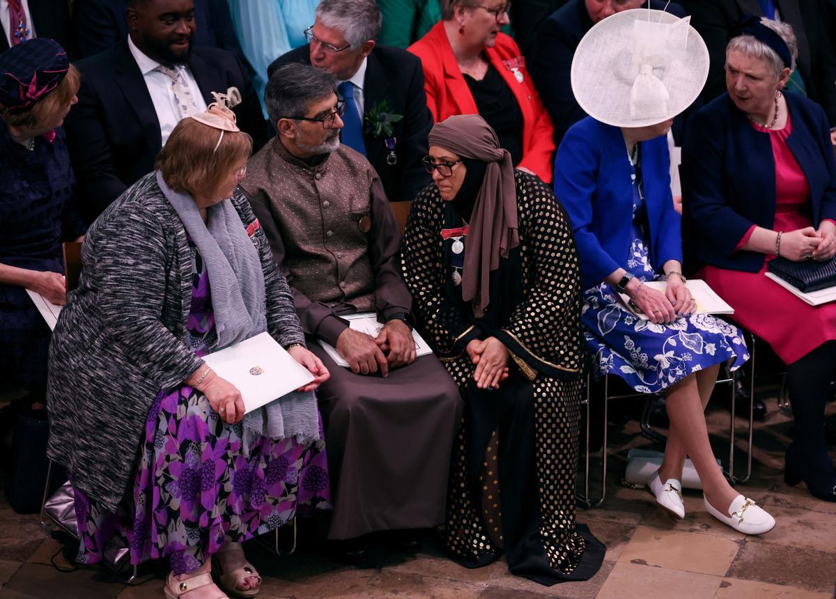 Los invitados se sientan dentro de la Abadía de Westminster mientras esperan el comienzo de la ceremonia de coronación del Rey Carlos y la Reina Camila de Gran Bretaña, en Londres, Gran Bretaña, el 6 de mayo de 2023. REUTERS/Phil Noble/Piscina