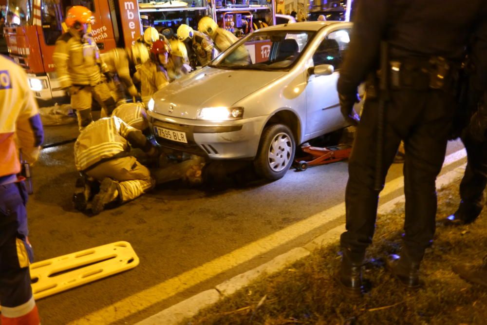 Los efectivos del Consorcio Provincial de Bomberos, la Policía Local y Nacional trabajaron para sacar al peatón que quedó atrapado.