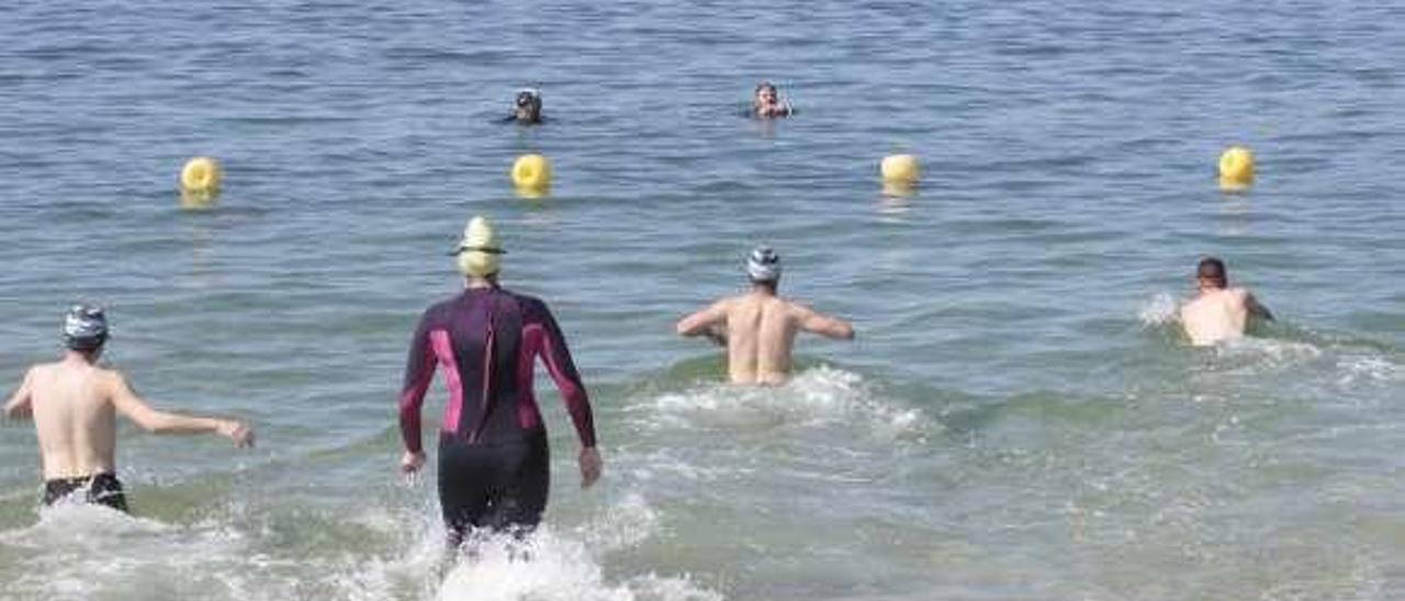 Pruebas de acceso a socorristas en la playa de Rodeira. // G.Núñez