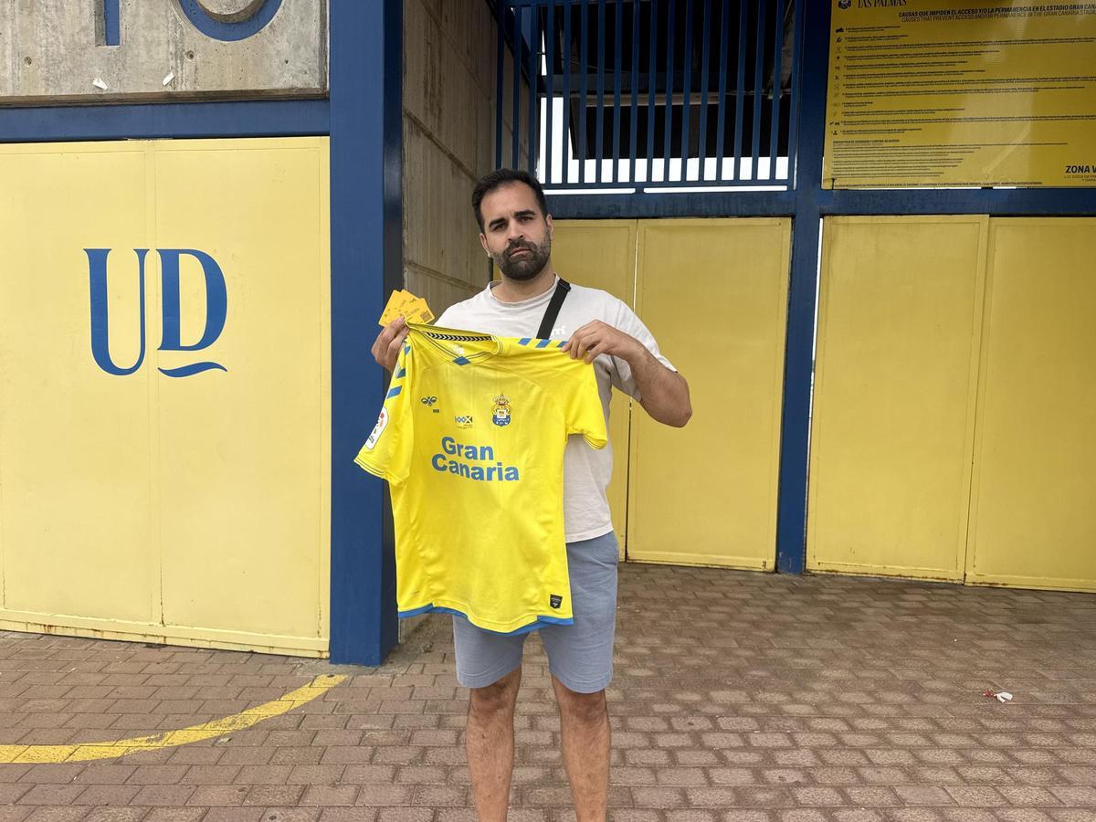Samuel Suárez Déniz posa con sus abonos y la elástica de la UD, junto a la taquilla de la Curva.