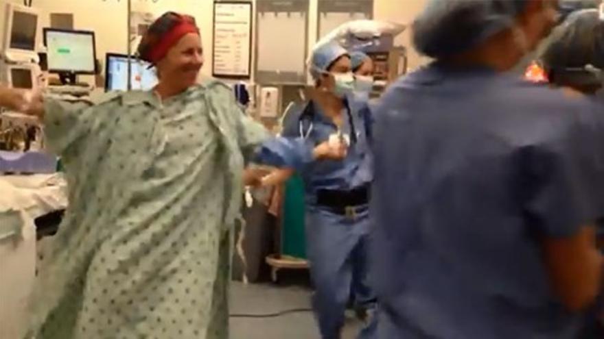 Baila en el quirófano antes de ser operada de un cáncer de mama