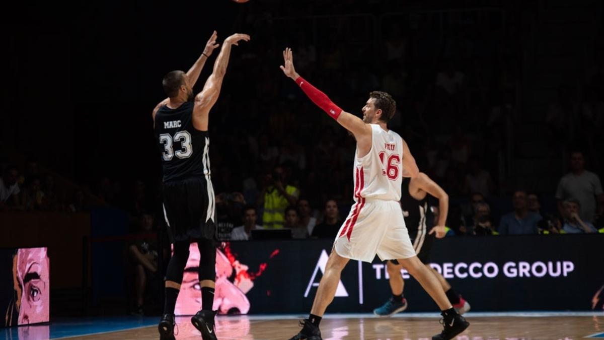 Marc Gasol lanza un triple en presencia de Pau, en el amistoso de Fontajau