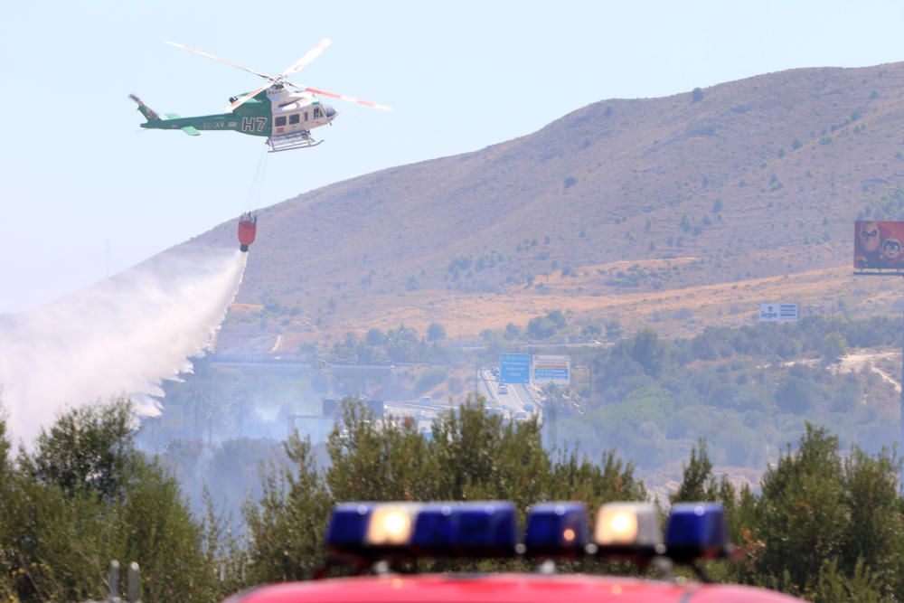 Un incendio en Torremolinos corta la A-7 y colapsa la MA-20