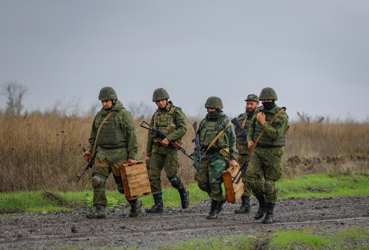 Reservistas rusos recién movilizados participan en un entrenamiento en un campo de tiro en la región de Donetsk