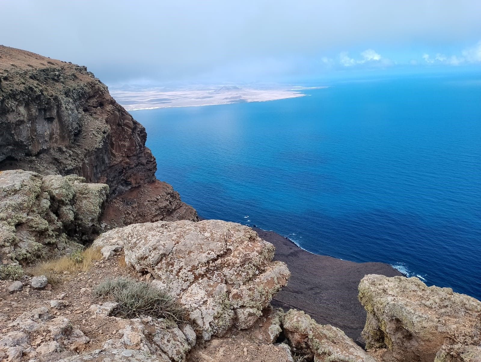 Vista de Famara y el Archipiélago Chinijo desde Montaña Gallo