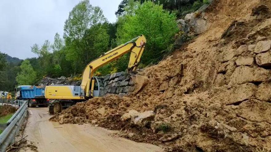 Tallada la C-26 en ambdues direccions per una esllavissada