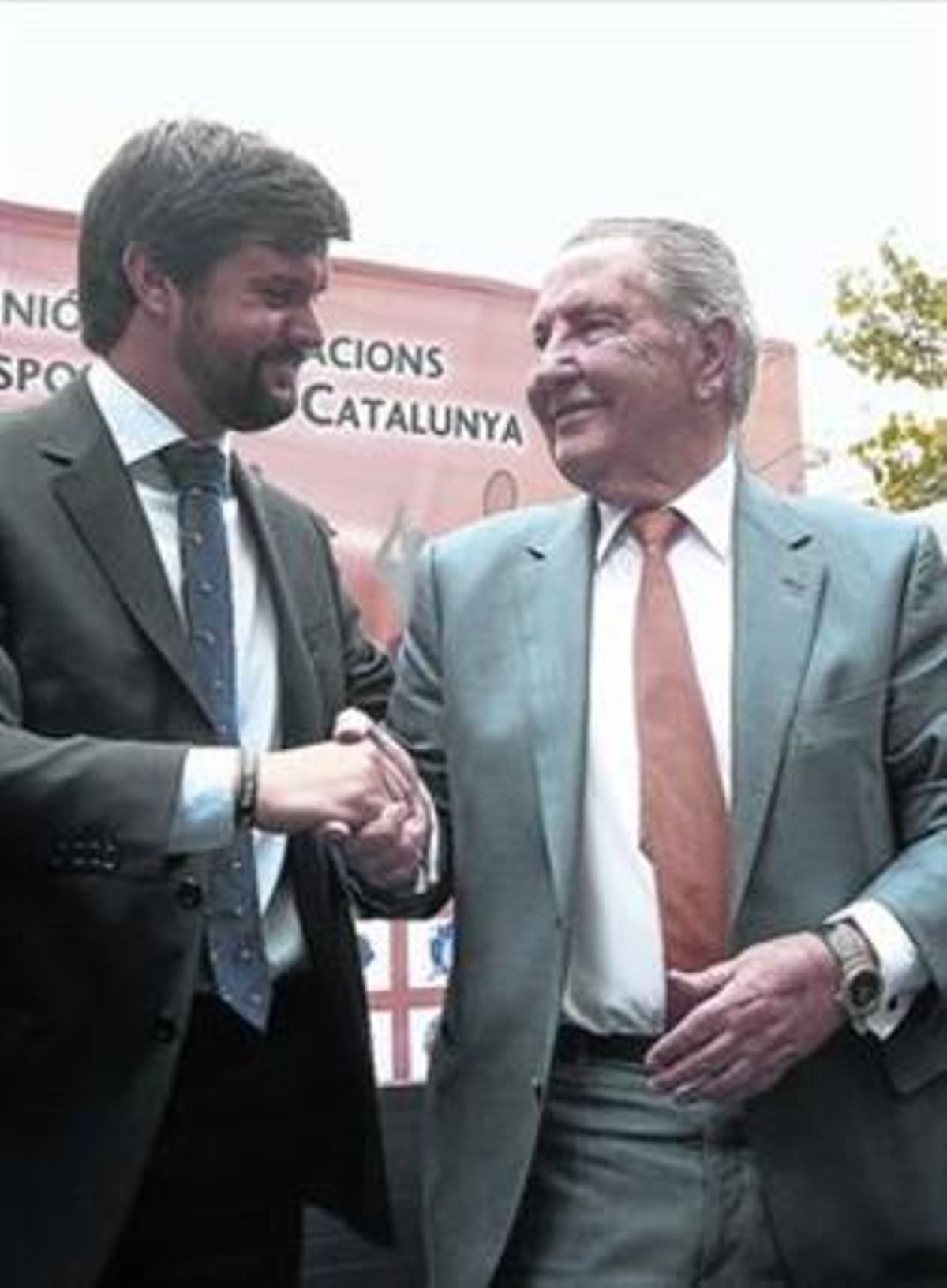 El relleu 8 Moner (dreta) saluda Esteva, el seu successor a la UFEC. El relleu 8 Moner (dreta) saluda Esteva, el seu successor a la UFEC.