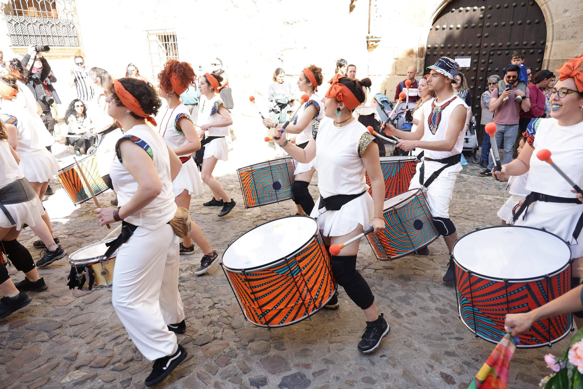 Las imágenes de este domingo de Womad en Cáceres: el pasacalles pone el broche final