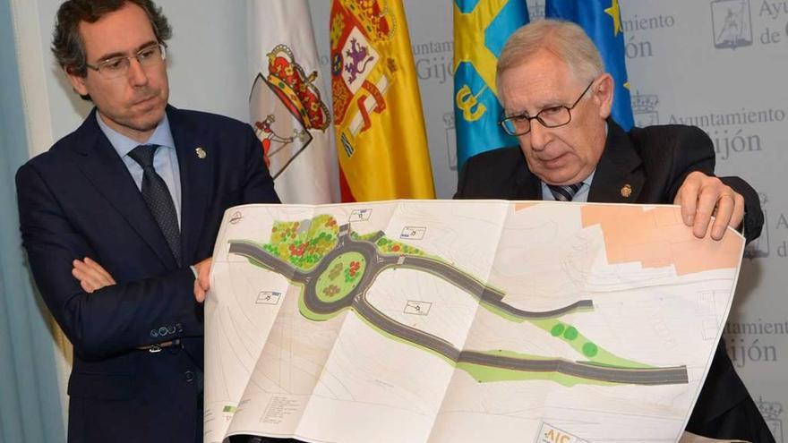 Arrieta muestra el plano del futuro vial ante la mirada de Couto.