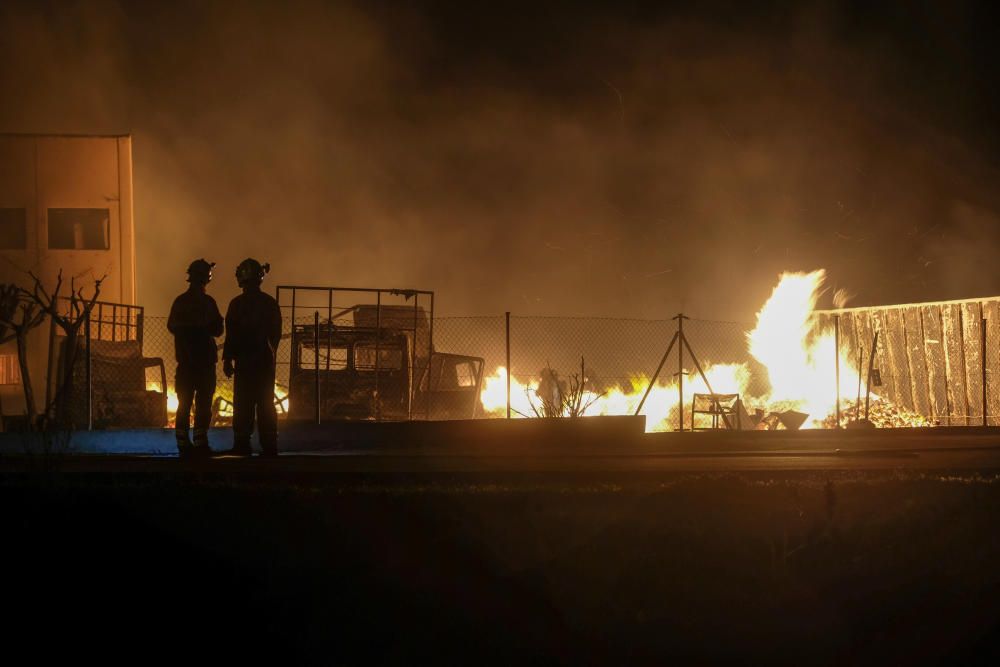 Un espectacular incendio calcina una fábrica de palets en La Marina.