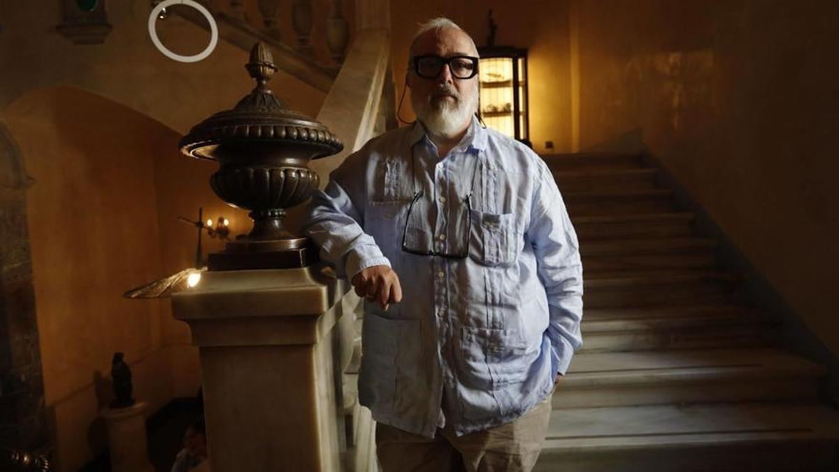 Álex de la Iglesia, ayer, en la escalera principal del hotel Palacio de Avilés.